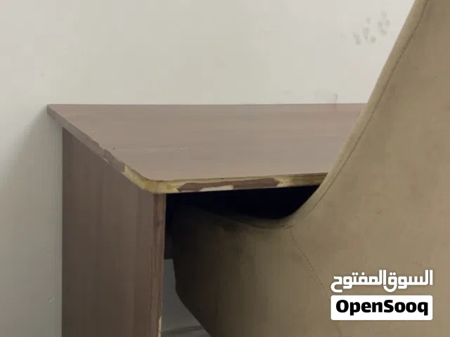 طاولة مع كرسي