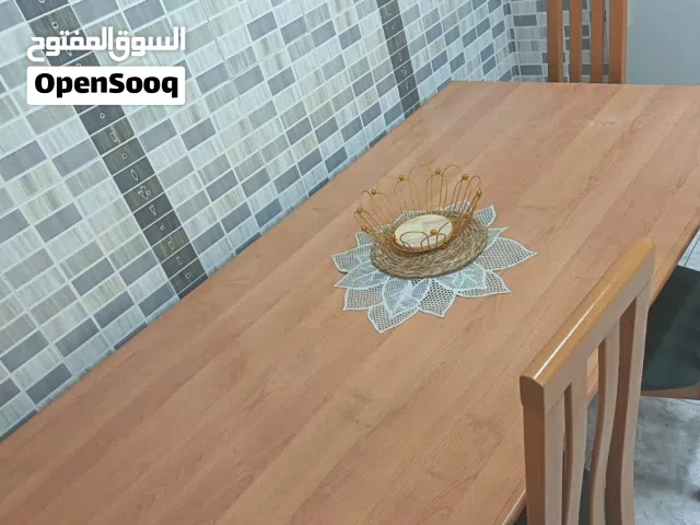 طاوله 8كراسي اربع منهم مفكوكات تفصيل مو تجاري لا يوجد اي عيوب ولا نقر الله يبارك لصاحب النصيب المو