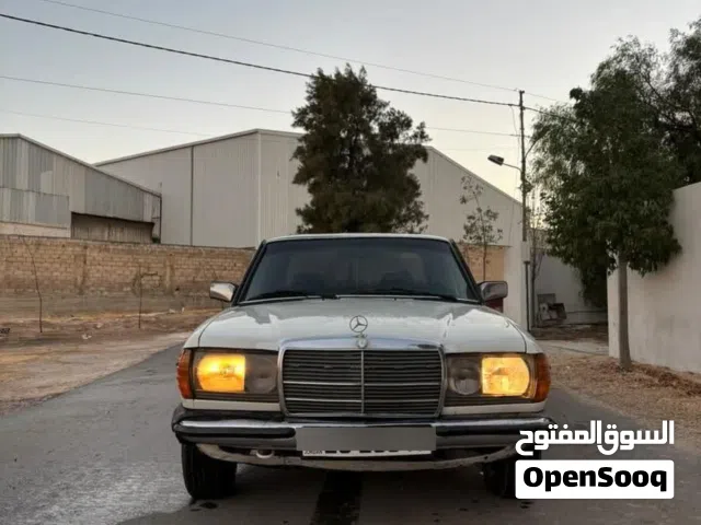 1983 Mercedes Benz E-Class E 200