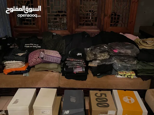 اكثر من 120 قطعة ملابس وجاكيتات واحذية واكسسوارات ..