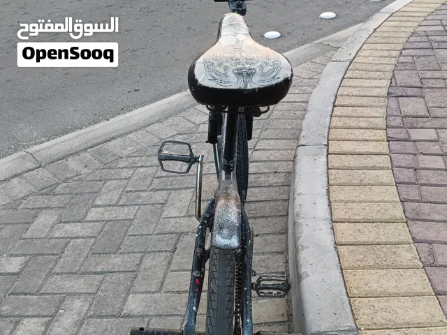 لبيع سيكل كوبرا مقاس 20 لون اسود وعليه نقاط بيضاء