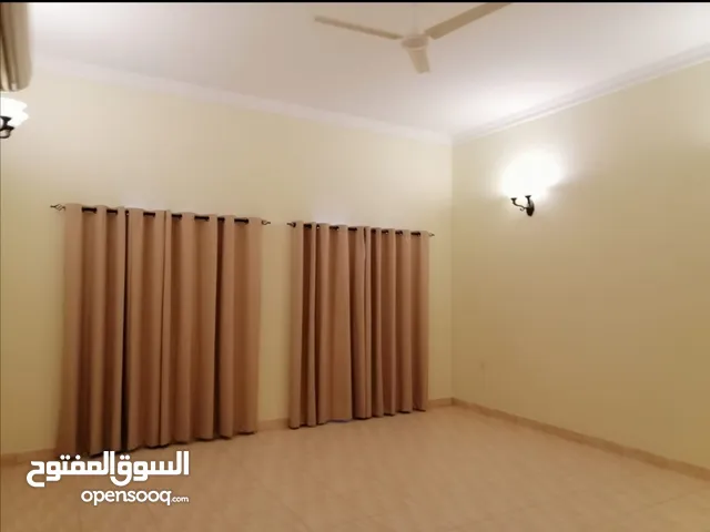 فيلا للايجار في كمباوند في الرفاع الشمالي