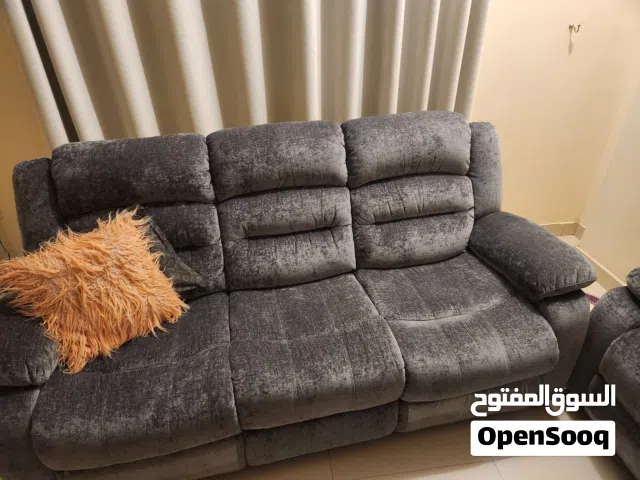2 صوفة جديدة للبيع استعمال شهرين فقط ببوشر خلف فندق الهطالي