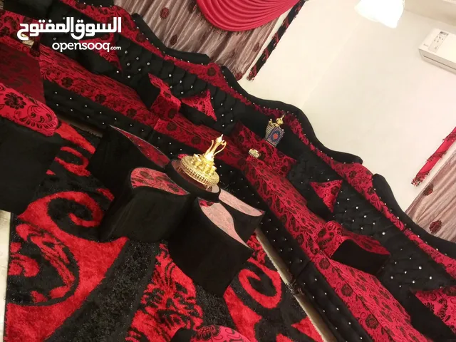 طقم كورنر تفصيل لون خمري واسود شبه جديد سبب البيع تغير نظام البيت  تفصيل شغل نظيف كلف 950