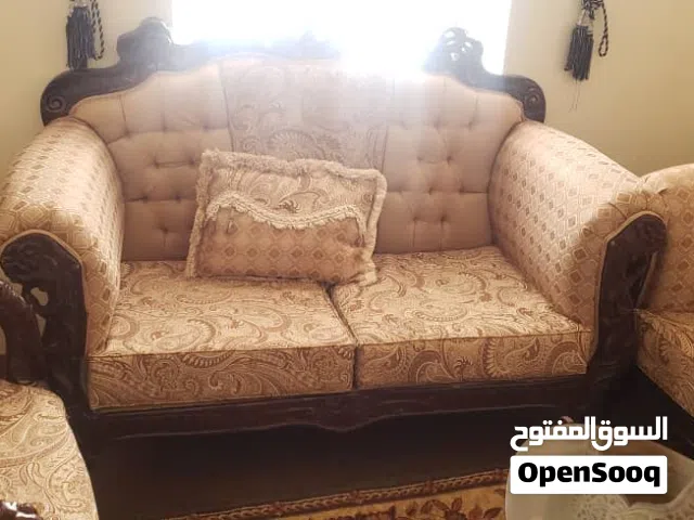 كنب مستخدم نظيف ثنتين منهم ثلاثه نفر واحده نفرين وكرسي بسعر 110ألف بصنعاء