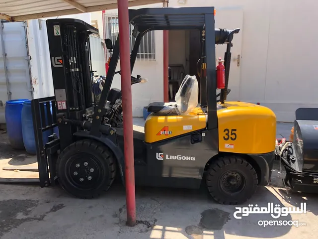 للبيع رافعة شوكية جديده 3.5 طن . ديزل فل الفل . صيني ماترور اسوزو ياباني