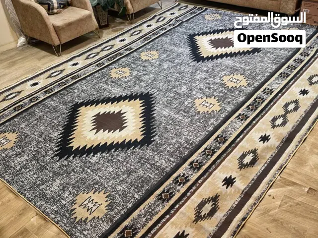 ..... موكيت ثريدي ثقيل درجه اولى عالي الجودة روعه الظهر يحتوي على حبيبات جيلاتيني