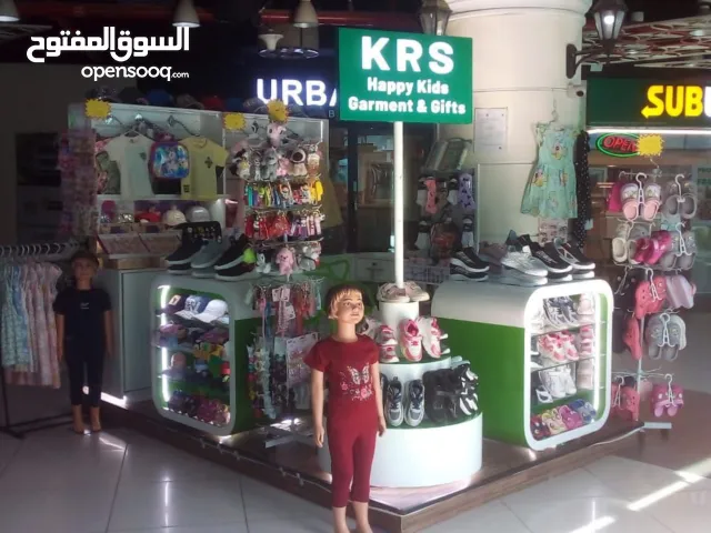 كشك بسعر مغري وايجار 27 سنوي بيع ملابس وهدايا منوعه