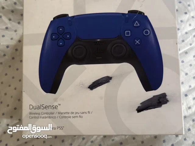 يد بلايستيشن 5 (وحدة تحكم) مستعملة بحالة جيدة الجلدة الي عل ازرار مركبة بامكانك تشيلهم وتحط ال بريحك
