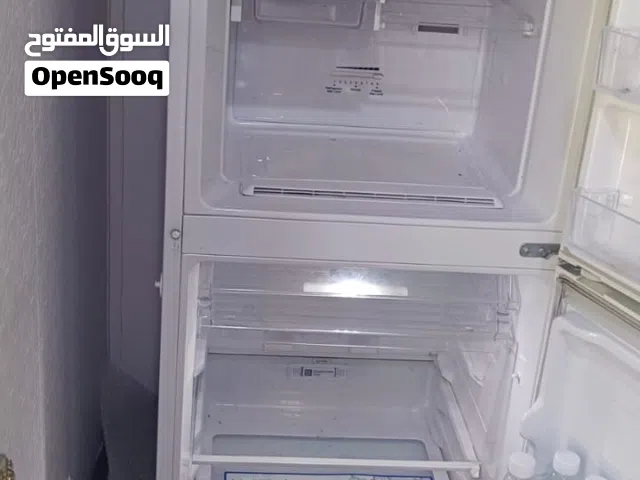 ثلاجة سامسونج 14 قدم بخاخ تبريد وتجميد بحالة ممتازةمن الوكالة استخدام شخصي يعني بغرفة منام استخدامها