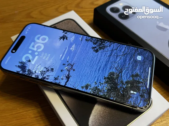 آيفون 15 برو ماكس + آيفون 13 برو ماكس للبيع بحالة ممتازة مع الكراتين