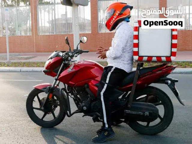 بيع شركة توصيل طلبات ويوجد دخل وعقود وسائقين راسخة وناجحة مع رخصة وجميع المركبات
