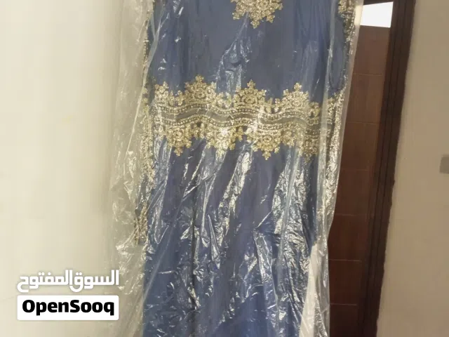 فستان سهرة تركي جديد لبسة وحدة قماشة جدا راقية وتفصيل جدا مرتب حجمه ميديوم لونه ازرق كحلي جميل