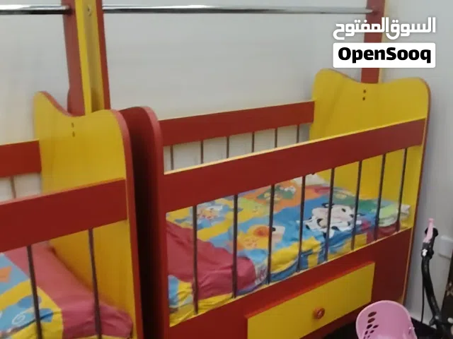 تخت أطفال عدد 2 لتوأم شبه جديد
