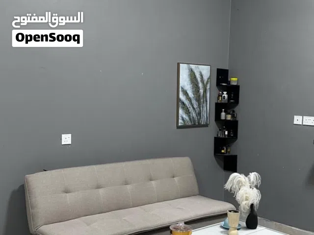 للبيع كنب وطاوله غير مستخدمات فقط مبطله من الكرتون مع زوليه