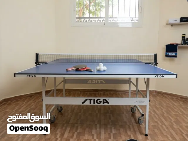 طاولة تنس STIGA السويدية الأصلية بحالة الوكالة مع كامل ملحقاتها للبيع بشعر قابل للتفاوض