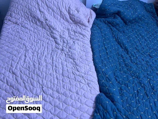 غرفة نوم شبابية تحتوي على ثلاث جرابي وكنتور ثلاث بيبان وميزتواليت وكومديات