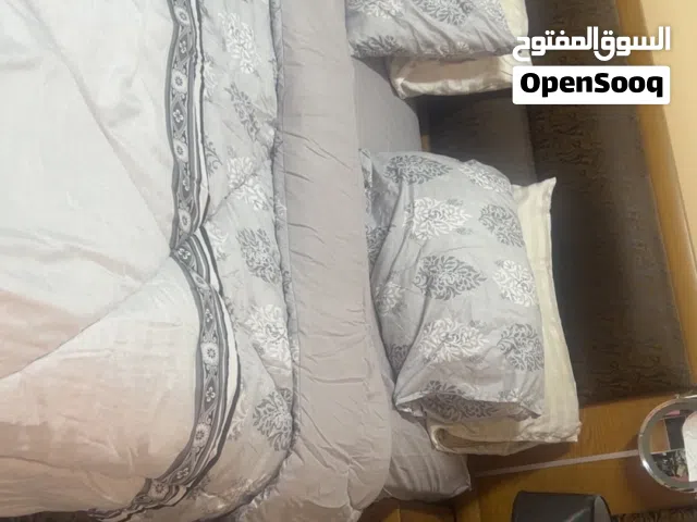 غرفة نوم الغرفة لونها عسلي وعصرية ونضيفة