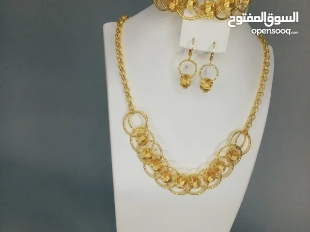 طقم نسائي شبيه الذهب