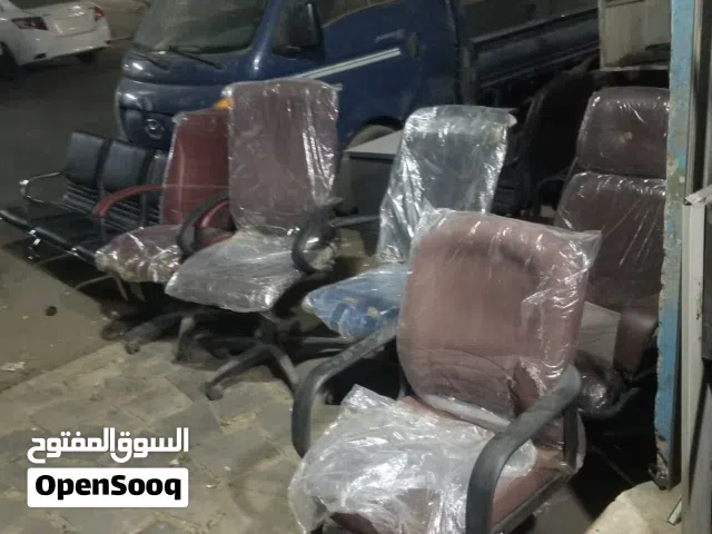 يتوفر كراسي مكتبية دوار وثابت اشكال واحجام مختلفة بسعر مناسب