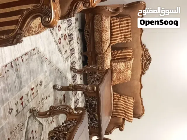 طقم كنب كلاسيكي فاخر مع سجادة بحالة ممتازة