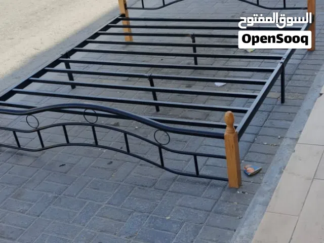 سرير حديد قياس 150في 200بحاله ممتازه
