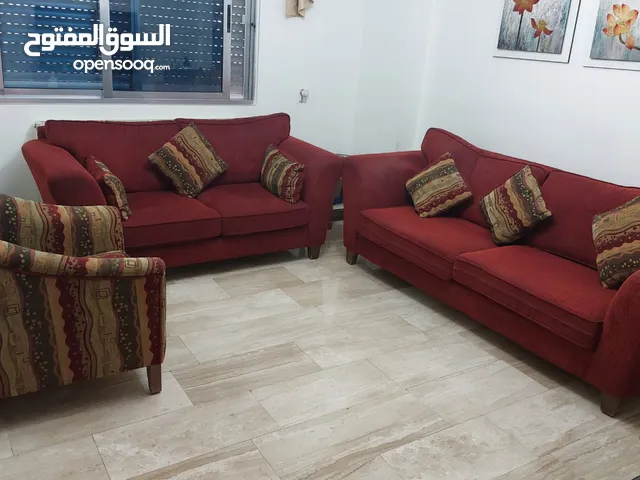 طقم جلوس لون كرميدي بسعر مغري: ثلاثية وثنائية ومفرد (ملونة) مع طربيزة جانبية عدد 2 بحالة جيدة جداً
