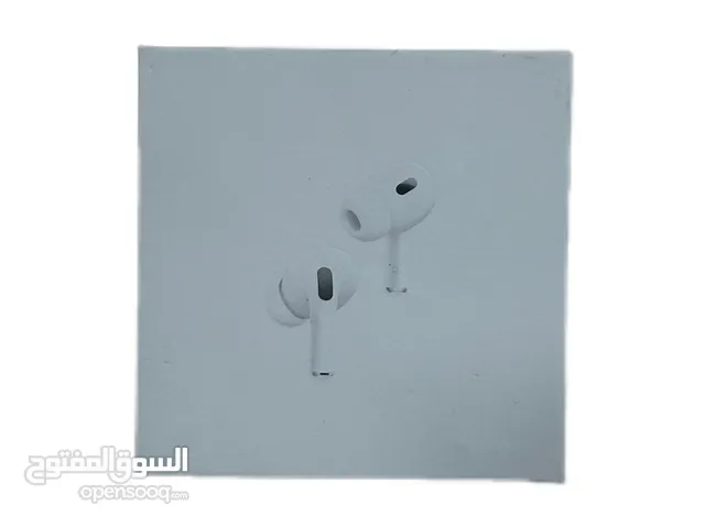 سماعة ايربود الجيل الثاني باللون الابيض والاسود بتصميم أنيق وجودة صوت عاليه متوافقه مع جميع الاجهزه