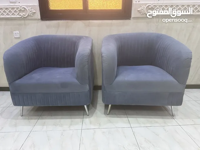 كنب عدد 2 تصميم فاخر وراقي – بحالة ممتازة وبسعر فرصة!