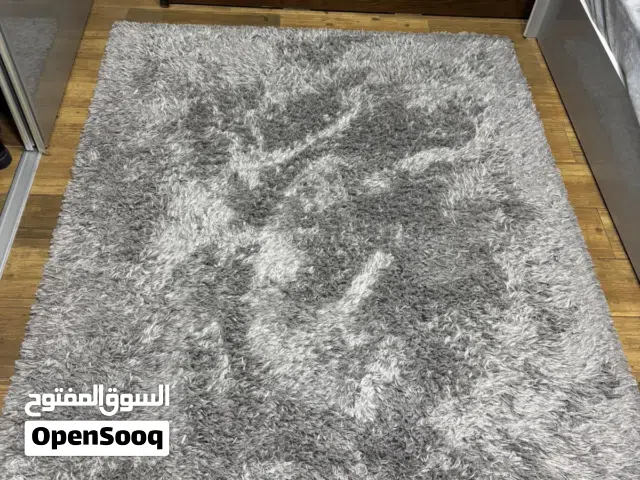 سجاده شاغي سكني  بحاله الجديد قياسها 240x140 تصلح للصالونات وغرف النوم لونها سكني فاتح  على سلفر