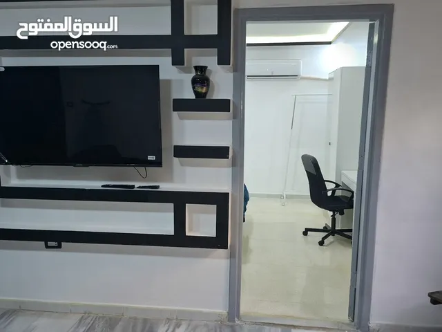 ستديو خلف مركز الحسين للسرطان والبوابه الجنوبيه للجامعه الاردنيه
