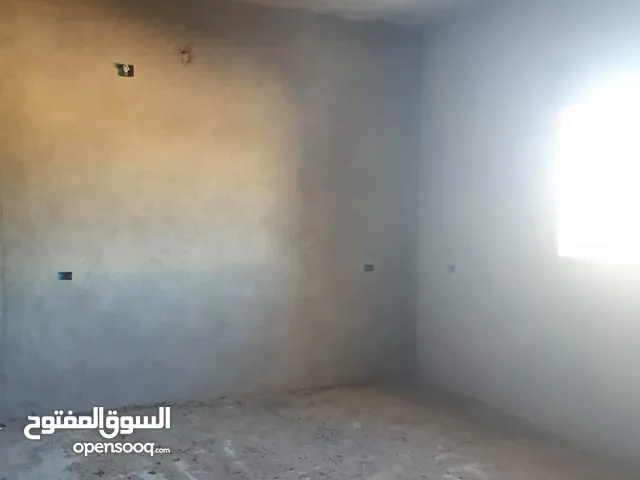 شقق جديدة نص تشطيب طرابلس في منطقة السراج خلي جامع البر علي يسار