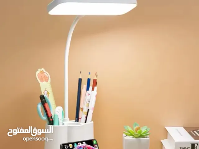 مصباح ستاند مكتبي ممتاز وفعّال ويظهر المكتب بصوره جميلة