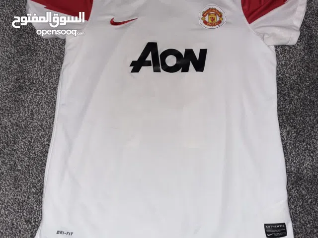 تيشيرت كوره مانشستر يونايتد إصدار قديم اصلي ونسخه صعبه تحصلها بهل نظافه شبه جديده  قابل للتفاوض