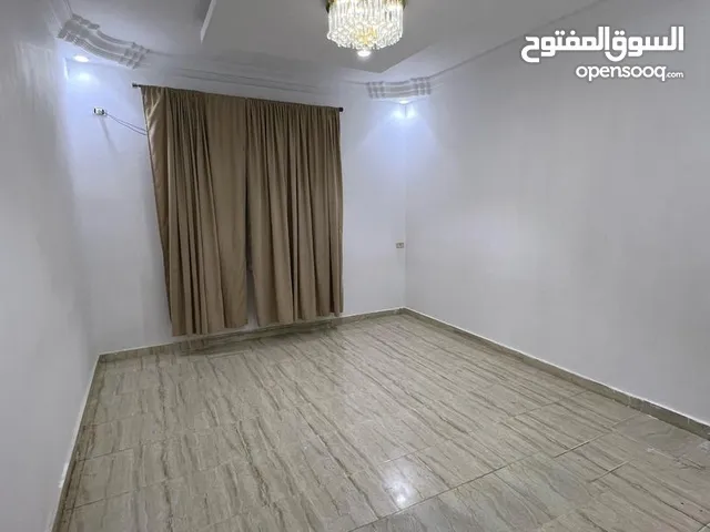 محل للايجار تشطيب حديث علي رئيسي عمرالمختار بالحمام ومكيف وشاشة