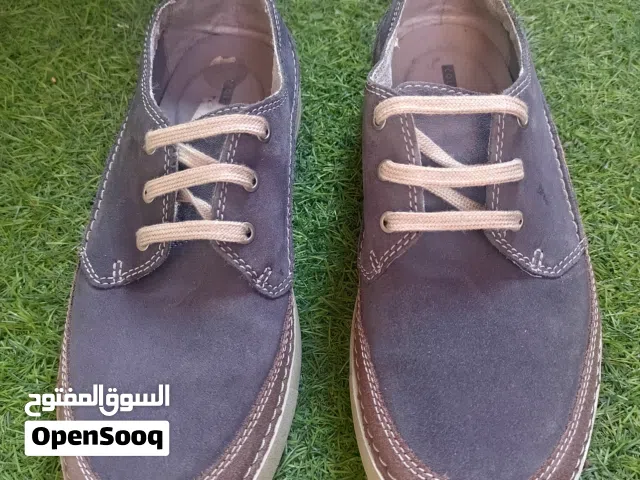 حذائين نوع Aldo و Clarks أصليات بحالة جداد