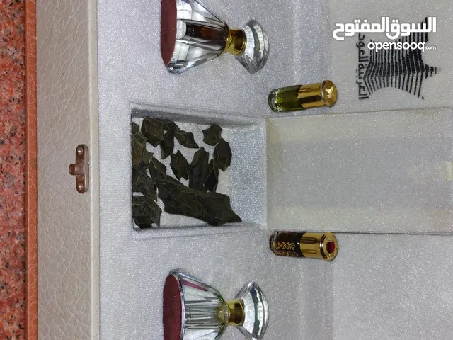 شنطة عود من العربية للعود تحتوي على دهن كمبودي وورد طائفي و وقية عود ماليزي