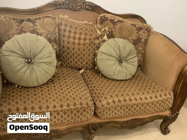 طقم كنب ملوكي 7 مقاعد للبيع لا يحتاج الى تنجيدمن لكويت خشب زان + و طقم طاولات وسط + طاولة سفرة مقاعد
