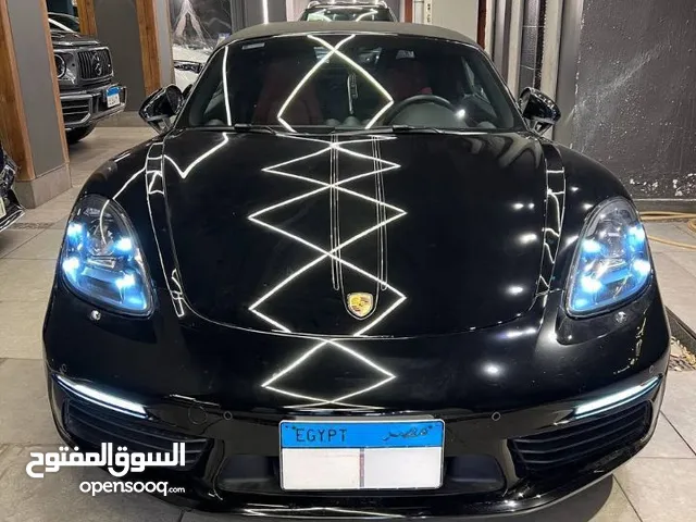 Porsche 718 Boxster Roadster 2000cc 300HP وكيل موديل 2024 عداد 8500 اسود فرش احمر سقف اسود رخصة