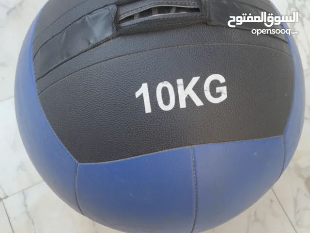 هذه كرة ميديسن بول (Medicine Ball) وزنها 10 كيلوغرام.   تُستخدم في تمارين القوة واللياقة البدن