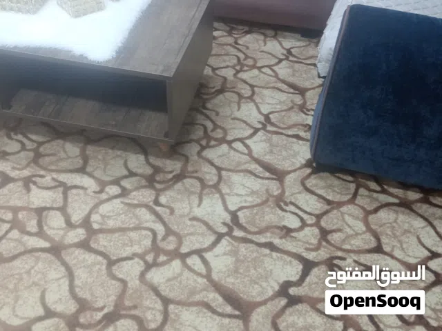 طقم كورنر مع السجاده والطاولات للبيع المستعجل