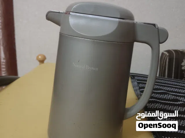 ترمس يخزن الشاهي والقهوه والماء .