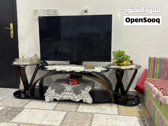 طاوله تليفزيون بحاله جيده جدا ومعاهم طاوله ازاز مدوره جميله مش موجوده ف الصوره