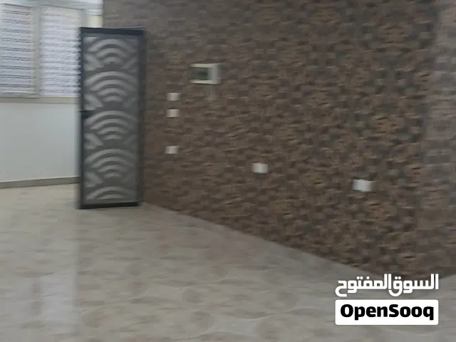 شقة خدمية في حي الأندلس للايجار دور اول مستقل ب2500