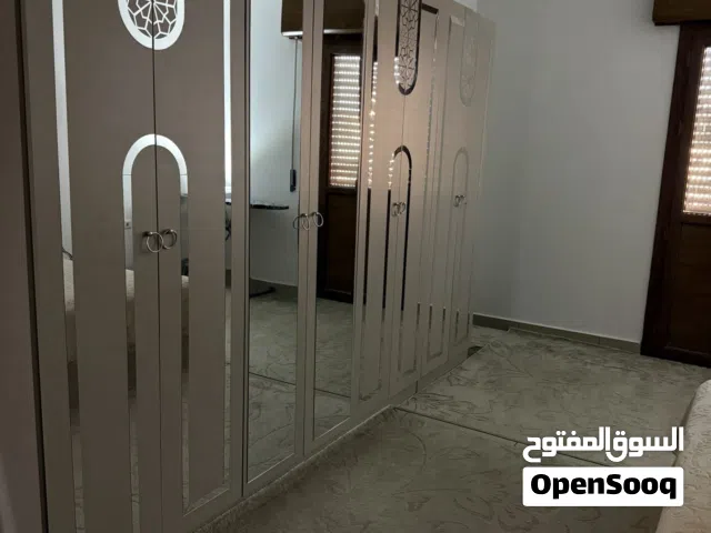 دار نوم زوجية وسريرين فرديات معاهن عدد 2 كميدينوات ومدخل بيت البيع بدون الفراش سراير فقط
