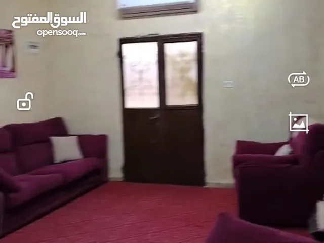 طقم كنب وطقم طرابيزات مع شراشف وديكور و لوحة وسجادة