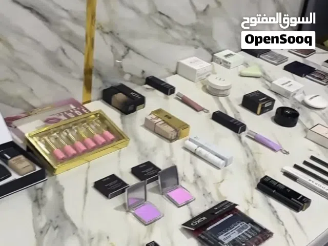 مكياج وتجميل ومن اشهر وافخم البراندات لايطوفكم اسعار جمله بيعه سريعه للتواصل يفضل واتس لحقووووووووو