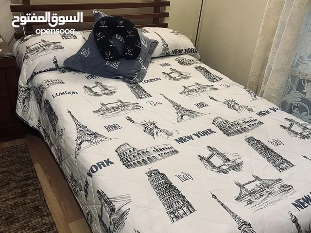 غرفة نوم سرير عدد2 مع فرشتان بحالة جيدة جداً