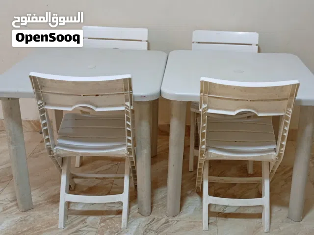 طاولتين بلاستيك و أربعة كراسي بلاستيك