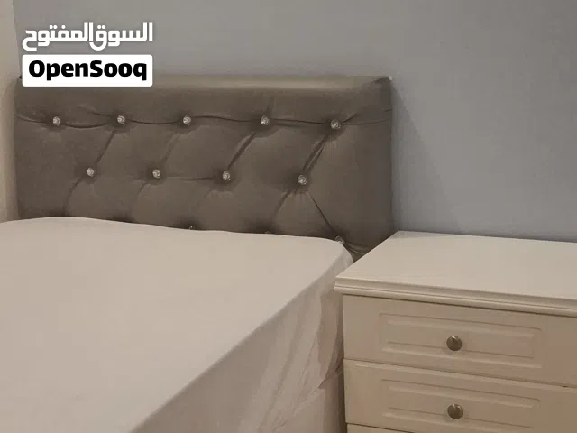 تخت خشب أبيض مع كومدينة للبيع